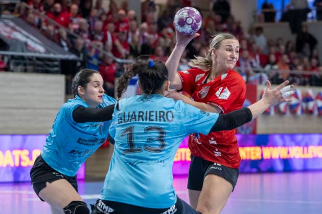 Handball Bundesliga Women, Season 2025 2026 SV Union Halle Neustadt vs Thüringer HC Halle, Germany 07 January 2026 In the picture from left Kelly de Abreu Rosa Thüringer HC , Giulia Guarieiro Thueringer HC and Lea Gruber Halle Halle Saale SWH Arena Sachsen Anhalt Germany