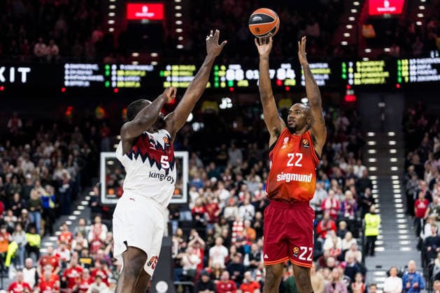 MUNICH, GERMANY - JANUARY 07: Isiaha Mike (FC Bayern Muenchen, 22) throws the ball over Eugene Omoruyi (Kosner Baskonia Vitoria-Gasteiz, 5) during the Turkish Airlines EuroLeague match between FC Bayern Muenchen vs. Kosner Baskonia Vitoria-Gasteiz at SAP Garden on round 20 of Turkish Airlines EuroLeague on January 07, 2026 in Munich, Germany. Bavaria Germany Copyright: xSteffiexWunderlx