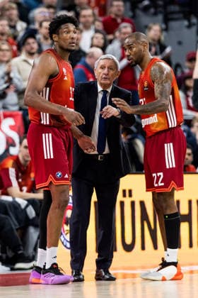 MUNICH, GERMANY - JANUARY 07: Svetislav Pesic (Headcoach FC Bayern Muenchen) coaches David McCormack (FC Bayern Muenchen, 33) and Isiaha Mike (FC Bayern Muenchen, 22) during the Turkish Airlines EuroLeague match between FC Bayern Muenchen vs. Kosner Baskonia Vitoria-Gasteiz at SAP Garden on round 20 of Turkish Airlines EuroLeague on January 07, 2026 in Munich, Germany. Bavaria Germany Copyright: xSteffiexWunderlx