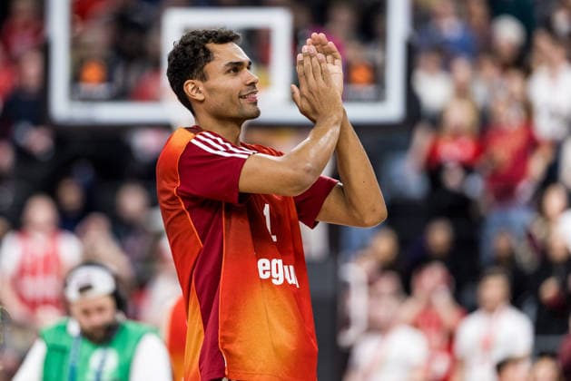 MUNICH, GERMANY - JANUARY 07: Oscar da Silva (FC Bayern Muenchen, 1) applauds for the fans during the Turkish Airlines EuroLeague match between FC Bayern Muenchen vs. Kosner Baskonia Vitoria-Gasteiz at SAP Garden on round 20 of Turkish Airlines EuroLeague on January 07, 2026 in Munich, Germany. Bavaria Germany Copyright: xSteffiexWunderlx