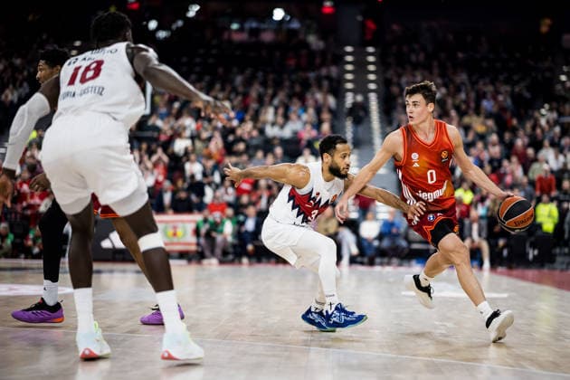 MUNICH, GERMANY - JANUARY 07: Neno Dimitrijevic (FC Bayern Muenchen, 0) controls the ball against Markquis Nowell (Kosner Baskonia Vitoria-Gasteiz, 3) during the Turkish Airlines EuroLeague match between FC Bayern Muenchen vs. Kosner Baskonia Vitoria-Gasteiz at SAP Garden on round 20 of Turkish Airlines EuroLeague on January 07, 2026 in Munich, Germany. Bavaria Germany Copyright: xSteffiexWunderlx
