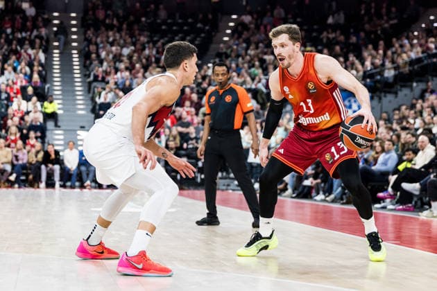 MUNICH, GERMANY - JANUARY 07: Andreas Andi Obst (FC Bayern Muenchen, 13) controls the ball against Matteo Spagnolo (Kosner Baskonia Vitoria-Gasteiz, 10) during the Turkish Airlines EuroLeague match between FC Bayern Muenchen vs. Kosner Baskonia Vitoria-Gasteiz at SAP Garden on round 20 of Turkish Airlines EuroLeague on January 07, 2026 in Munich, Germany. Bavaria Germany Copyright: xSteffiexWunderlx
