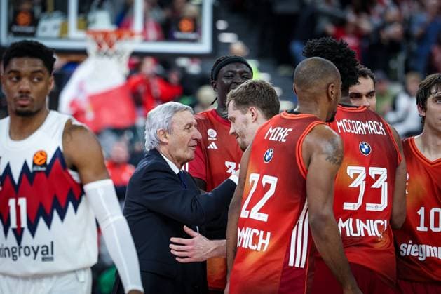 Head coach Svetislav Pesic FC Bayern Muenchen Basketball hugs top scorer Andreas Obst 13 FC Bayern Muenchen Basketball after the game, jubilation, joy, emotion about the victory with Wenyen Gabriel 32 FC Bayern Muenchen Basketball , David McCormack 33 FC Bayern Muenchen Basketball , Oscar da Silva 1 FC Bayern Muenchen Basketball , and Isiaha Mike 22 FC Bayern Muenchen Basketball , FC Bayern Muenchen Basketball vs Kosner Baskonia Vitoria Gasteiz, Basketball, Men, Turkish Airlines EuroLeague, Regular Season, Season 2025 2026, 07 01 2026 Muenchen Bayern Germany Copyright: xkolbert-press MartinxAgüerax