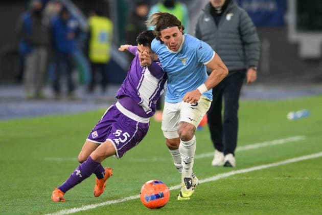 CALCIO - Serie A - SS Lazio vs ACF Fiorentina Luca Pellegrini of SS Lazio under pressure from Fabiano Parisi of AC Fiorentina during the match of 19th day of the Serie A Championship between S.S.Lazio and A.C. Fiorentina at the Olimpico Stadium on Jan 7, 2026 in Rome, Italy. during SS Lazio vs ACF Fiorentina, Italian soccer Serie A match in Rome, Italy, January 07 2026 Rome Italy  Copyright: xIPAxSport ABACAx
