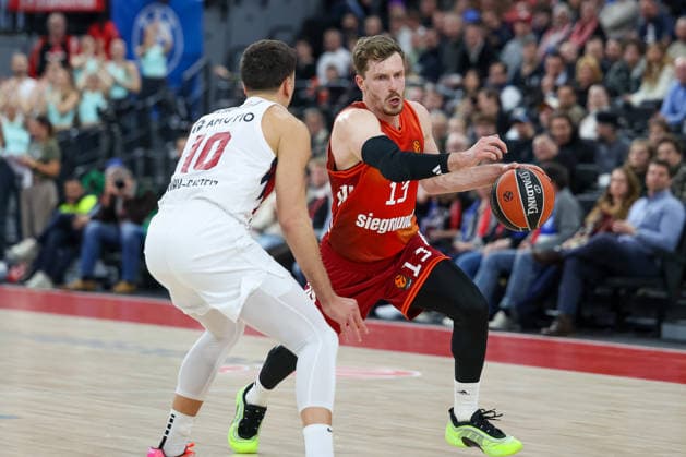 Andreas Obst FC Bayern Basketball, 13 with Matteo Spagnolo Baskonia Vitoria Gasteiz, 10 , GER, FC Bayern Basketball vs Kosner Baskonia Vitoria Gasteiz, Basketball, Euroleague, Matchday 20, Season 2025 2026, 07 01 2026, GER, FC Bayern Basketball vs Kosner Baskonia Vitoria Gasteiz, Basketball, Euroleague, Matchday 20, Season 2025 2026, 07 01 2026 Munich Copyright: xEibner-Pressefoto JennixMaulx EP_JML