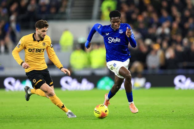 Liverpool, England, 7th January 2026. Thierno Barry of Everton runs with the ball whilst under pressure from Santiago Bueno of Wolverhampton Wanderers during the Everton vs Wolverhampton Wanderers Premier League match at Hill Dickinson Stadium, Liverpool. Picture credit should read: Jessica Hornby Sportimage EDITORIAL USE ONLY. No use with unauthorised audio, video, data, fixture lists, club league logos or live services. Online in-match use limited to 120 images, no video emulation. No use in betting, games or single club league player publications. SPI_081_JH_EVERTON_WOLVES SPI-4436-0078