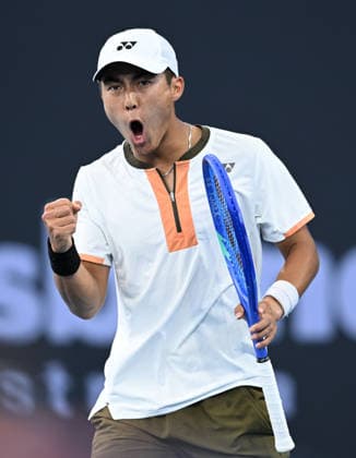 TENNIS BRISBANE INTERNATIONAL, Rinky Hijikata of Australia celebrates winning the first set against Giovanni Mpetshi Perricard of France during day five of the Brisbane International tennis tournament at Pat Rafter Arena in Brisbane, Thursday, January 8, 2026. ( NO ARCHIVING, EDITORIAL USE ONLY BRISBANE QUEENSLAND AUSTRALIA  Copyright: xDARRENxENGLANDx 20260108192950340062
