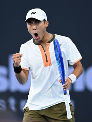TENNIS BRISBANE INTERNATIONAL, Rinky Hijikata of Australia celebrates winning the first set against Giovanni Mpetshi Perricard of France during day five of the Brisbane International tennis tournament at Pat Rafter Arena in Brisbane, Thursday, January 8, 2026. ( NO ARCHIVING, EDITORIAL USE ONLY BRISBANE QUEENSLAND AUSTRALIA  Copyright: xDARRENxENGLANDx 20260108131956607462