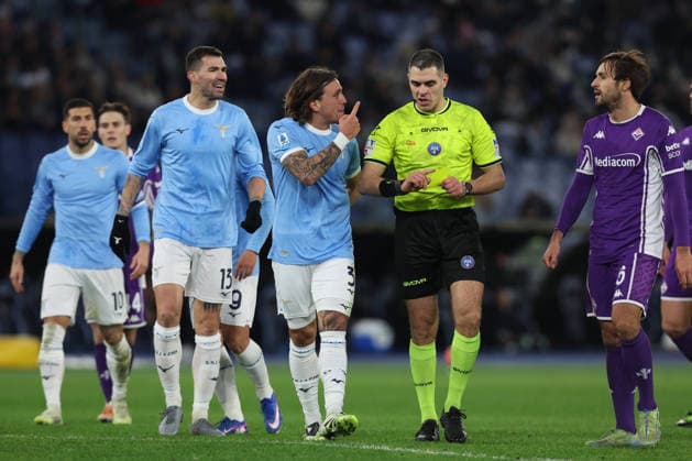 Rome, Italy - January 7, 2026: Luca Pellegrini of SS Lazio protest with referee Simone Sozza during the Serie A Enilive 2025-2026 football match between SS Lazio vs ACF Fiorentina at Olympic Stadium.  Copyright: xmarcoxiacobuccix xipa-agency.netx xmarcoxiacobuccix IPA_Agency_IPA69798522  Copyright: xIMAGO marcoxiacobuccix xipa-agency.netx xIMAGO IndependentxPhotoxAgencyxInt.x IPA_Agency_IPA69798522