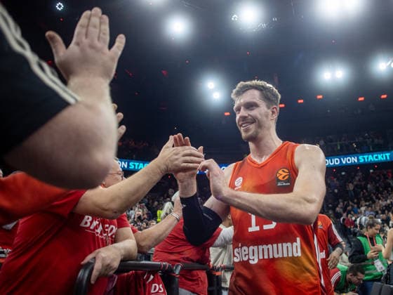 Bayerns 13 Andreas OBST after the end of the game with the fans Basketball Bayern Baskonia 96 89 Euroleague, FC Bayern Basketball Kosner Baskonia Vitoria Gasteiz, Round 20, Season 2025 2026, on 7 1 2026 in Munich, S A P G A R D E N, Germany Source Copyright Credit Oryk HAIST xBASKETBALL-BAYERN-BASKONIAx