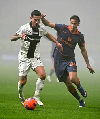 (260108) -- PARMA, Jan. 8, 2026 -- Inter Milan s Pio Esposito (R) vies with Parma s Emanuele Valeri during a Serie A football match between Parma and Inter Milan in Parma, Italy, Jan. 7, 2026. (Photo by Xinhua) (SP)ITALY-PARMA-FOOTBALL-SERIE A-PARMA VS INTER MILAN AlbertoxLingria 