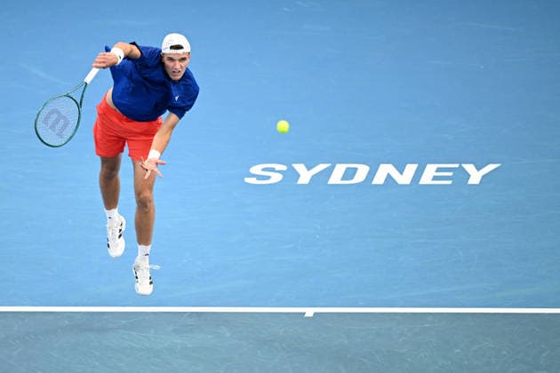 TENNIS UNITED CUP SYDNEY, Jakub Mensik of Czechia serves during the men™s quarterfinal match against Zizou Bergs of Belgium in the 2026 United Cup at Ken Rosewall Arena in Sydney, Thursday, January 8, 2026. ( NO ARCHIVING, EDITORIAL USE ONLY SYDNEY NEW SOUTH WALES AUSTRALIA  Copyright: xDANxHIMBRECHTSx 20260108120917628297