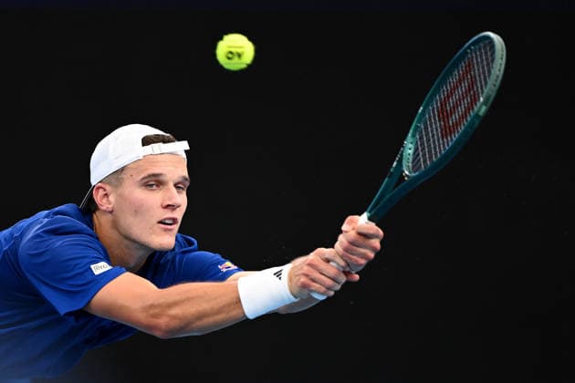 TENNIS UNITED CUP SYDNEY, Jakub Mensik of Czechia plays a shot during the men™s quarterfinal match against Zizou Bergs of Belgium in the 2026 United Cup at Ken Rosewall Arena in Sydney, Thursday, January 8, 2026. ( NO ARCHIVING, EDITORIAL USE ONLY SYDNEY NEW SOUTH WALES AUSTRALIA  Copyright: xDANxHIMBRECHTSx 20260108189225906623