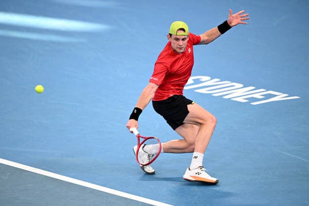 TENNIS UNITED CUP SYDNEY, Zizou Bergs of Belgium plays a shot during the men™s quarterfinal match against Jakub Mensik of Czechia in the 2026 United Cup at Ken Rosewall Arena in Sydney, Thursday, January 8, 2026. ( NO ARCHIVING, EDITORIAL USE ONLY SYDNEY NEW SOUTH WALES AUSTRALIA  Copyright: xDANxHIMBRECHTSx 20260108129982783804