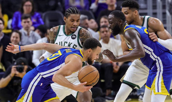 (260108) -- SAN FRANCISCO, Jan. 8, 2026 -- Golden State Warriors Stephen Curry (front) competes during the 2025-2026 NBA, Basketball Herren, USA regular season basketball game between Golden State Warriors and Milwaukee Bucks in San Francisco, the United States, Jan. 7, 2026. (Photo by Xinhua) (SP)U.S.-SAN FRANCISCO-BASKETBALL-NBA-GOLDEN STATE WARRIORS VS MILWAUKEE BUCKS ArthurxDong 