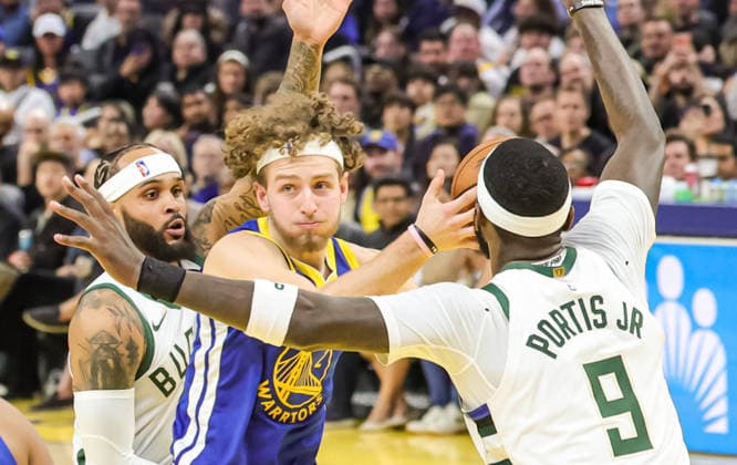 (260108) -- SAN FRANCISCO, Jan. 8, 2026 -- Golden State Warriors Brandin Podziemski (C) drives to the basket during the 2025-2026 NBA, Basketball Herren, USA regular season basketball game between Golden State Warriors and Milwaukee Bucks in San Francisco, the United States, Jan. 7, 2026. (Photo by Xinhua) (SP)U.S.-SAN FRANCISCO-BASKETBALL-NBA-GOLDEN STATE WARRIORS VS MILWAUKEE BUCKS ArthurxDong 