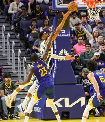 (260108) -- SAN FRANCISCO, Jan. 8, 2026 -- Milwaukee Bucks Giannis Antetokounmpo (top) goes for a lay-up during the 2025-2026 NBA, Basketball Herren, USA regular season basketball game between Golden State Warriors and Milwaukee Bucks in San Francisco, the United States, Jan. 7, 2026. (Photo by Xinhua) (SP)U.S.-SAN FRANCISCO-BASKETBALL-NBA-GOLDEN STATE WARRIORS VS MILWAUKEE BUCKS ArthurxDong 
