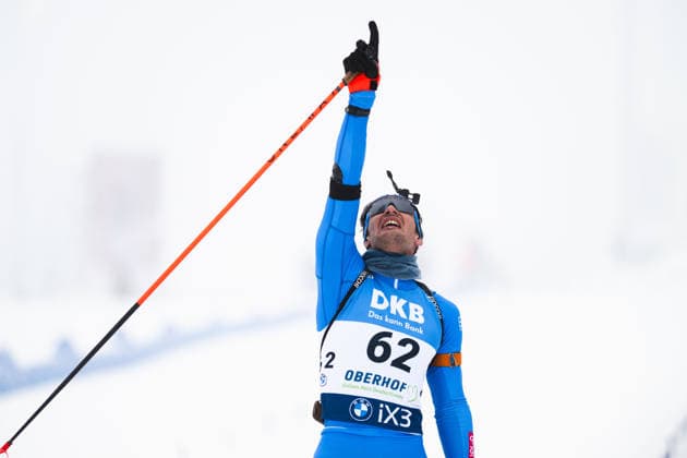 Sport Bilder des Tages Biathlon, BMW IBU Weltcup Oberhof, Sprint 10km Männer, 08.01.2026 Tommaso Giacomel (ITA) gedenkt beim Zieleinlauf seinem verstorbenen Freund Sivert Bakken (NOR) Winterberg Thüringen Deutschland *** Biathlon, BMW IBU World Cup Oberhof, Sprint 10km Men, 08 01 2026 Tommaso Giacomel ITA commemorates his deceased friend Sivert Bakken NOR Winterberg Thuringia Germany at the finish line Copyright: xMarcelxHilgerx