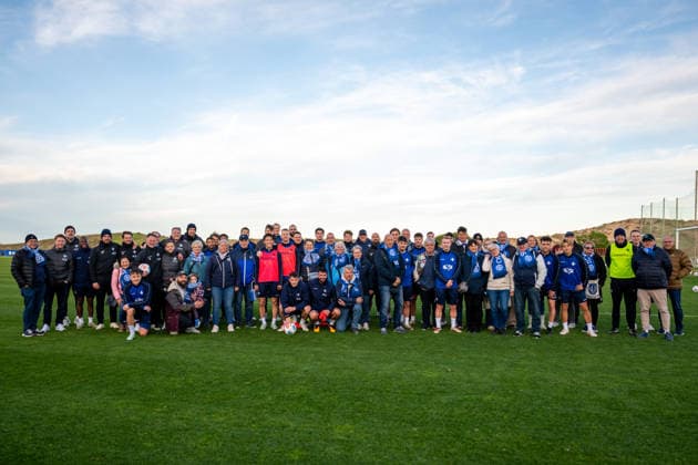 The players of Darmstadt pose with fans for a photo, ESP, SV Darmstadt 98, football, 2 Bundesliga, training camp in El Saler, 5 day, 08 01 2026 ESP, SV Darmstadt 98, football, 2 Bundesliga, training camp in El Saler, 5 day El Saler Copyright: xEibner-Pressefoto FlorianxWiegandx EP_FWD