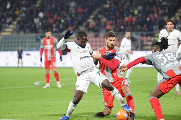 Cagliari s Zito Luvumbo and Cremonese s Matteo Bianchetti during the Serie A soccer match between Cremonese and Cagliari at the Giovanni Zini Stadium in Cremona Italy, 8 january 2026. - Soccer .  Copyright: xAlbertoxMariani LaPressex