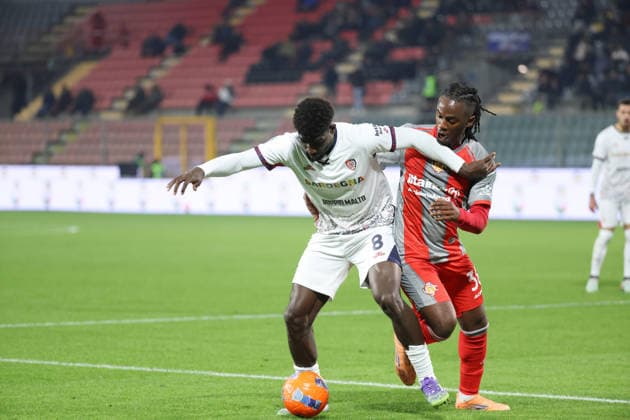 Cagliari s Ndary Michel Adopo and Cremonese s Warren Bondo during the Serie A soccer match between Cremonese and Cagliari at the Giovanni Zini Stadium in Cremona Italy, 8 january 2026. - Soccer .  Copyright: xAlbertoxMariani LaPressex