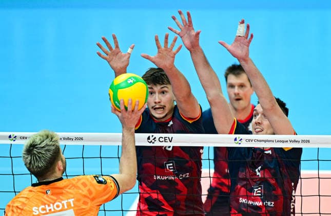 L-R Ruben Schott (Berlin), David Kollator (Praha) and Kruno Nikacevic (Praha) in action during the 2nd round match Lvi Praha vs BR Volleys Berlin of Group C of the Volleyball Champions League, Prague, Czech Republic, January 8, 2026. (CTKxPhoto RomanxVondrous) CTKPhotoP2026010807670  CTKPhotoP2026010807670