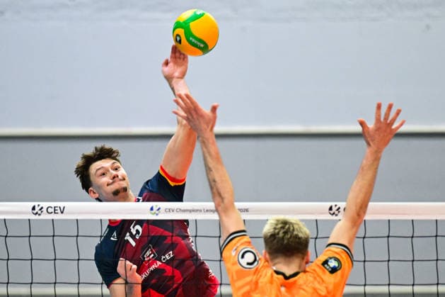 L-R David Kollator (Praha) and Ruben Schott (Berlin) in action during the 2nd round match Lvi Praha vs BR Volleys Berlin of Group C of the Volleyball Champions League, Prague, Czech Republic, January 8, 2026. (CTKxPhoto RomanxVondrous) CTKPhotoP2026010807714  CTKPhotoP2026010807714