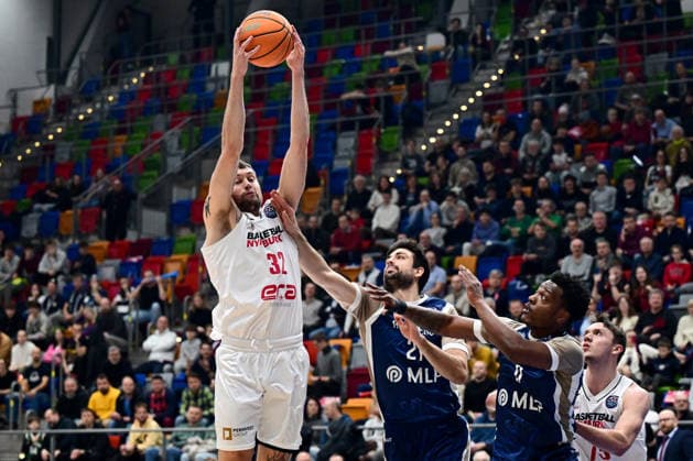 L-R J.T. Shumate (Nymburk), Mateo Seric (Heidelberg), Dj Horne (Heidelberg) and Frantisek Rylich (Nymburk) in action during the second game for advancement to the round of 16 of the Basketball Champions League: Nymburk - Heidelberg, Prague, Czech Republic, January 8, 2026. (CTKxPhoto OndrejxDeml) CTKPhotoP2026010807759  CTKPhotoP2026010807759