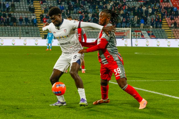January 8, 2026, Cremona: Cagliari Calcio s Michel Ndary Adopo battle for the ball with US Cremonese s Warren Bondo during the italian soccer,Serie A match between US Cremonese vs Cagliari Calcio on January 08, 2025 at the Giovanni Zini stadium in Cremona, Italy. ANSA . Soccer: Serie A; Cremonese Vs Cagliari  - ZUMAa110 20260108_zaf_a110_016 Copyright: xDavidexCasentinix