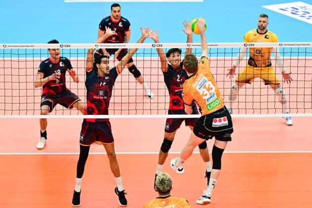L-R Pablo Damian Crer and Lucas Conde (Praha) and Fedor Ivanov (Berlin) in action during the 2nd round match Lvi Praha vs BR Volleys Berlin of Group C of the Volleyball Champions League, Prague, Czech Republic, January 8, 2026. (CTKxPhoto RomanxVondrous) CTKPhotoP2026010807822  CTKPhotoP2026010807822
