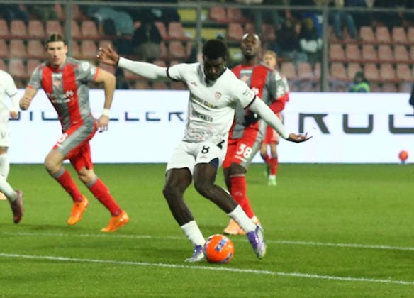 Cagliari Michel Adopo goal 2-1 during the Serie A soccer match between Cremonese and Cagliari at the Giovanni Zini in Cremona, north west Italy - GiovedÃ¬ , 8 Gennaio 2026. - Soccer .  Copyright: xAlbertoxMariani LaPressex