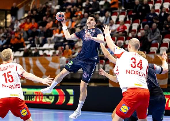 ALMERE - Norway s Simen Ulstad Lyse in action against Denmark s Magnus Saugstrup Jensen and Denmark s Simon Hald Jensen during the Norway-Denmark Golden League handball match. The handball players are preparing for the European Championship, EM, Europameisterschaft SEM VAN DER WAL ANP xVIxANPxSportx xxANPxIVx 546711900 originalFilename: 546711900.jpg