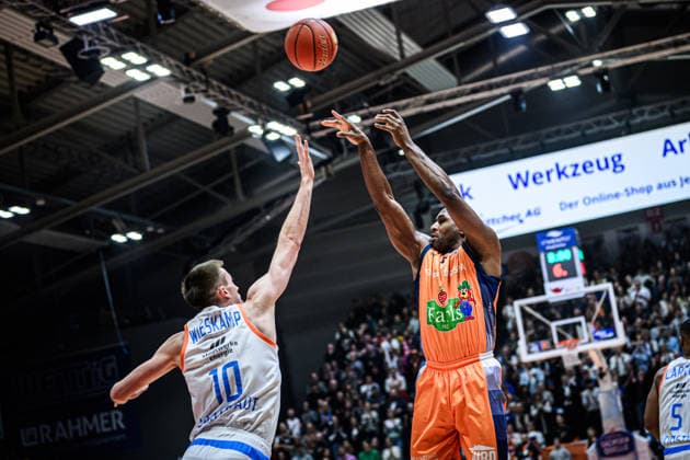 easycredit BBL Basketball Bundesliga 2025 2026 15 Matchday 08 01 2026 Science City Jena vs ROSTOCK SEAWOLVES v re DeAndre Lansdowne Rostock throwing against Joe Wieskamp Jena Sparkassen Arena