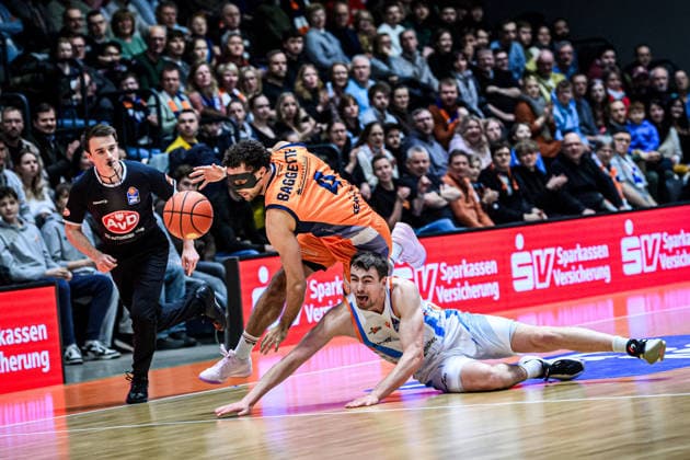 easycredit BBL Basketball Bundesliga 2025 2026 15 Matchday 08 01 2026 Science City Jena vs ROSTOCK SEAWOLVES v li Elias Baggette Rostock with face mask on the ball flies over Lorenz Bank Jena Sparkassen Arena