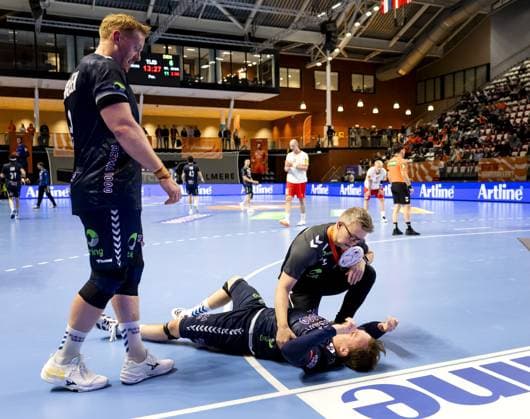 ALMERE - Norway s Tobias Scholberg Grondahl is being examined by Norway s coach Harald Markussen during the Golden League handball match between Norway and Denmark. The handball players are preparing for the European Championship, EM, Europameisterschaft SEM VAN DER WAL ANP xVIxANPxSportx xxANPxIVx 546713372 originalFilename: 546713372.jpg