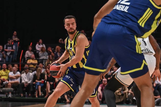 Dubai Basketball v Fenerbahce Beko - EuroLeague DUBAI, UNITED ARAB EMIRATES - JANUARY 8: Melih Mahmutoglu (L) of Fenerbahce Beko in action during the EuroLeague 2025-26 season game between Dubai Basketball and Fenerbahce Beko at the Coca Cola Arena in Dubai, United Arab Emirates on January 8, 2026. Waleed Zein Anadolu Dubai United Arab Emirates. Editorial use only. Please get in touch for any other usage.  Copyright: x2026xAnadoluxWaleedxZeinx