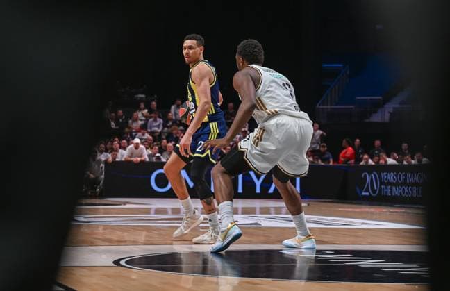 Dubai Basketball v Fenerbahce Beko - EuroLeague DUBAI, UNITED ARAB EMIRATES - JANUARY 8: Wade Baldwin IV (L) of Fenerbahce Beko in action against Mfiondu Kabengele (R) of Dubai Basketball during the EuroLeague 2025-26 season game between Dubai Basketball and Fenerbahce Beko at the Coca Cola Arena in Dubai, United Arab Emirates on January 8, 2026. Waleed Zein Anadolu Dubai United Arab Emirates. Editorial use only. Please get in touch for any other usage.  Copyright: x2026xAnadoluxWaleedxZeinx