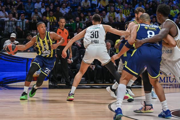 Dubai Basketball v Fenerbahce Beko - EuroLeague DUBAI, UNITED ARAB EMIRATES - JANUARY 8: Devon Hall (L) of Fenerbahce and Filip Petrusev (R) of Dubai Basketball compete for the ball during the EuroLeague 2025-26 season game between Dubai Basketball and Fenerbahce Beko at the Coca Cola Arena in Dubai, United Arab Emirates on January 8, 2026. Waleed Zein Anadolu Dubai United Arab Emirates. Editorial use only. Please get in touch for any other usage.  Copyright: x2026xAnadoluxWaleedxZeinx
