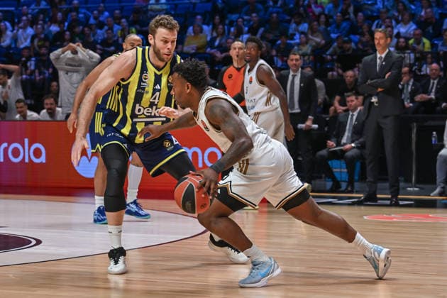 Dubai Basketball v Fenerbahce Beko - EuroLeague DUBAI, UNITED ARAB EMIRATES - JANUARY 8: Nicolo Melli (4) of Fenerbahce and Mfiondu Kabengele (R) of Dubai Basketball compete for the ball during the EuroLeague 2025-26 season game between Dubai Basketball and Fenerbahce Beko at the Coca Cola Arena in Dubai, United Arab Emirates on January 8, 2026. Waleed Zein Anadolu Dubai United Arab Emirates. Editorial use only. Please get in touch for any other usage.  Copyright: x2026xAnadoluxWaleedxZeinx