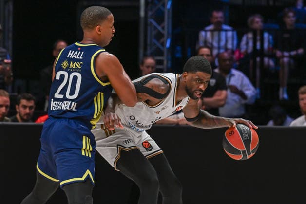 Dubai Basketball v Fenerbahce Beko - EuroLeague DUBAI, UNITED ARAB EMIRATES - JANUARY 8: Devon Hall (L) of Fenerbahce and Dwayne Bacon?????? (R) of Dubai Basketball compete for the ball during the EuroLeague 2025-26 season game between Dubai Basketball and Fenerbahce Beko at the Coca Cola Arena in Dubai, United Arab Emirates on January 8, 2026. Waleed Zein Anadolu Dubai United Arab Emirates. Editorial use only. Please get in touch for any other usage.  Copyright: x2026xAnadoluxWaleedxZeinx