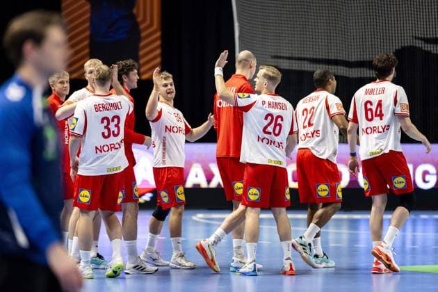 ALMERE - The Danish handball players celebrate their victory over Norway after the Golden League handball match. The handball players are preparing for the European Championship, EM, Europameisterschaft SEM VAN DER WAL ANP xVIxANPxSportx xxANPxIVx 546713817 originalFilename: 546713817.jpg