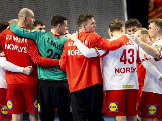 ALMERE - The Danish handball players celebrate their victory over Norway after the Golden League handball match. The handball players are preparing for the European Championship, EM, Europameisterschaft SEM VAN DER WAL ANP xVIxANPxSportx xxANPxIVx 546713873 originalFilename: 546713873.jpg