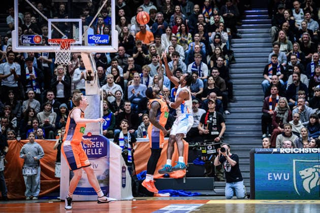 easycredit BBL Basketball Bundesliga 2025 2026 15 Matchday 08 01 2026 Science City Jena vs ROSTOCK SEAWOLVES v re Keith Braxton Jena on a lay-up against TJ Crockett JR Rostock Sparkassen Arena