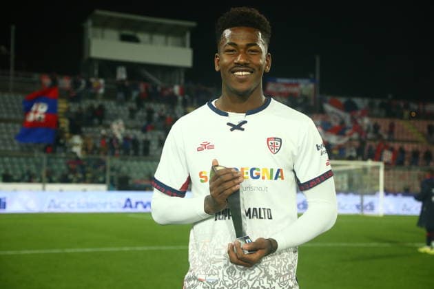 Cagliari Yael Fritz Junior Trepy player of the match panini goal2-2-2 during the Serie A soccer match between Cremonese and Cagliari at the Giovanni Zini in Cremona, north west Italy - GiovedÃ¬ , 8 Gennaio 2026. - Soccer .  Copyright: xAlbertoxMariani LaPressex