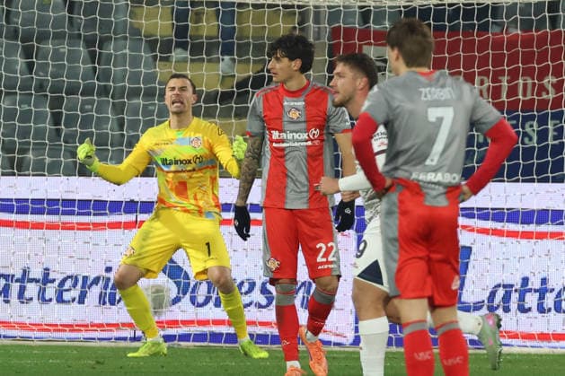 Cremonese s Emil Audero shows his dejection after scoring the goal 2-2 during the Serie A soccer match between Cremonese and Cagliari at the Giovanni Zini Stadium in Cremona Italy, 8 january 2026. - Soccer .  Copyright: xAlbertoxMariani LaPressex