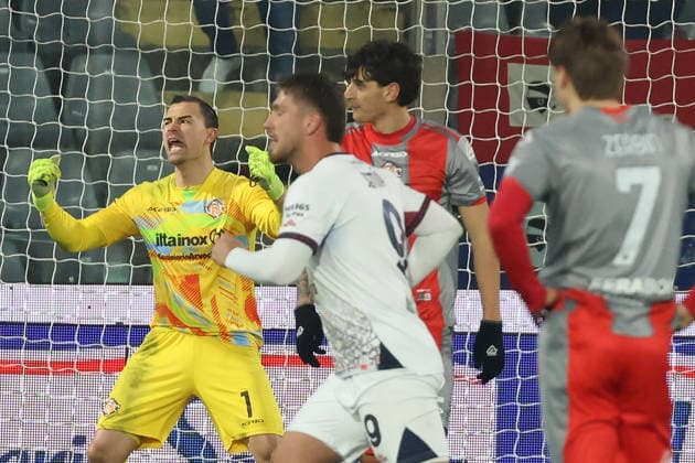 Cremonese s Emil Audero shows his dejection after scoring the goal 2-2 during the Serie A soccer match between Cremonese and Cagliari at the Giovanni Zini Stadium in Cremona Italy, 8 january 2026. - Soccer .  Copyright: xAlbertoxMariani LaPressex