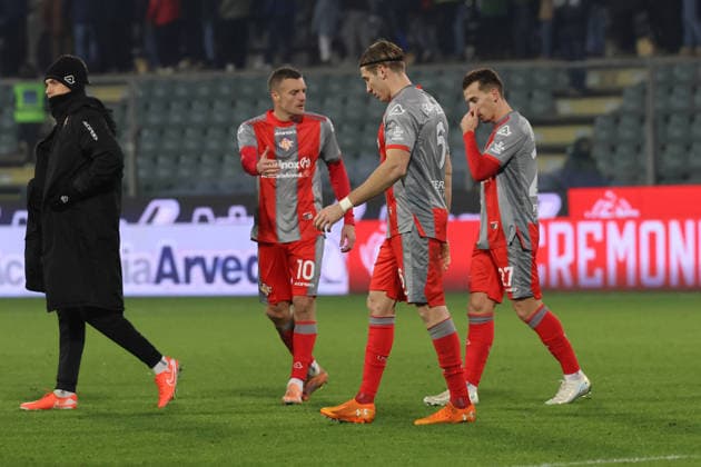 players of Cremonese s show their dejection at the end of during the Serie A soccer match between Cremonese and Cagliari at the Giovanni Zini Stadium in Cremona Italy, 8 january 2026. - Soccer .  Copyright: xAlbertoxMariani LaPressex