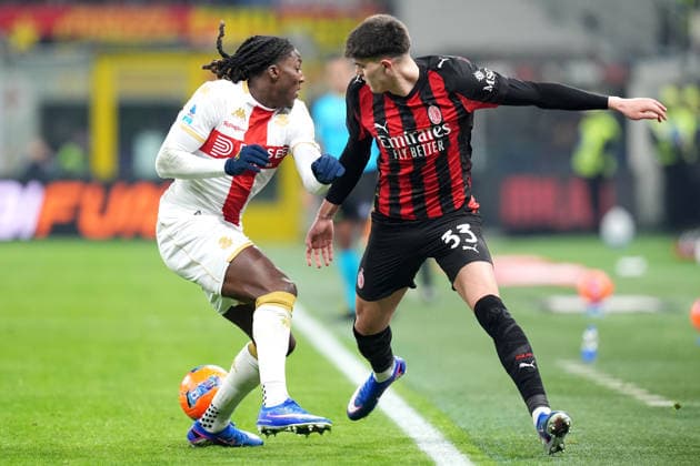 AC Milan s Davide Bartesaghi fights for the ball with Genoa™s Brooke Norton-Cuffy during the Serie A soccer match between Ac Milan and Genoa at the San Siro Stadium in Milan , north Italy - Thursday , January 08 , 2025. - Soccer .  Copyright: xSpada LaPressex