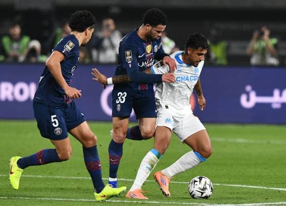 Paris Saint-Germain v Olympique Marseille - French Super Cup KUWAIT CITY, KUWAIT - JANUARY 8: Paris Saint-Germain player Warren Zaire-Emery (33) in action against Emerson Palmieri (R) of Olympique Marseille during the French Super Cup final match between Paris Saint-Germain and Olympique Marseille at Jaber Al Ahmad International Stadium in Kuwait City, Kuwait on January 8, 2026. Jaber Abdulkhaleq Anadolu Kuwait City Kuwait. Editorial use only. Please get in touch for any other usage.  Copyright: x2026xAnadoluxJaberxAbdulkhaleqx