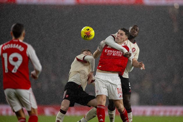 Football - FA Premier League - Arsenal FC v Liverpool FC LONDON, ENGLAND - Thursday, January 8, 2026: Liverpool team-mates Conor Bradley (L) and Ibrahima KonatÃ (R) challenge Arsenal s Viktor Gyökeres during the FA Premier League match between Arsenal FC and Liverpool FC at the Emirates Stadium. (Photo by David Rawcliffe Propaganda) LONDON Emirates Stadium GREATER LONDON ENGLAND  Copyright: xDavidxRawcliffex P2026-01-08-Arsenal_Liverpool-19
